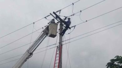 Afinia impulsa un servicio de energía más confiable en Córdoba • Las actividades incluyen modernización de redes, renovación de postes y mantenimiento preventivo. Montería, septiembre 28 de 2026 | El equipo técnico de Afinia, filial del Grupo EPM, adelantará trabajos de robustecimiento de la infraestructura eléctrica entre el 1° y 3 de octubre, para entregar un servicio con mayor confiabilidad en distintos municipios de Córdoba. Para realizar estas intervenciones se requiere la interrupción del servicio de energía de la siguiente manera: Jueves 1° de octubre: • Montería: se ejecutarán trabajos de instalación de postes, equipos de red y de poda técnica preventiva, que demandan la suspensión de la energía de 7:30 a. m. a 5:00 p. m., en las poblaciones El Sabanal, Caño Viejo Las Lamas, La Risueña, El Campo y Puerto Franco. • San Carlos: las poblaciones El Hato, Las Tinas y El Campano se beneficiarán con las actividades de renovación de elementos que cumplieron su ciclo de vida útil, para las que no tendrán suministro eléctrico de 7:30 a. m. a 5:00 p. m. • Puerto Libertador: continuarán las labores de instalación de postes, equipos de red y de poda técnica preventiva, que requieren la suspensión del fluido eléctrico de 9:10 a. m. a 5:00 p. m., en las poblaciones La Latica, Pica Pica, Santa Isabel, La Lucha, La Iraca, Carepa, Nueva Esperanza, Jericó, La Gatica, La Corosita, Montevideo, Moralita y Vendeagujas. • Montelíbano: los habitantes de las poblaciones Pica Pica, Las Arañas, El Campano y la finca La Lucha se beneficiarán con las obras de renovación de elementos que cumplieron su ciclo de vida útil, para las que no tendrán energía entre las 9:10 a. m. y las 5:00 p. m. • Planeta Rica: el equipo técnico avanzará con labores de renovación eléctrica, para las que se suspenderá el servicio de 9:10 a. m. a 5:00 p. m., en las poblaciones Las Cruces, San Jerónimo y El Rosario. • Cotorra: avanzarán las obras de renovación de redes, para las que se debe interrumpir el servicio de 9:30 a. m. a 12:30 p. m., en la calle 3 sector parque Los Cedros. • Lorica: entre las 8:00 a. m. y las 4:00 p. m., se realizarán actividades de instalación de nuevos postes, elementos de red y de poda técnica preventiva, tiempo que no tendrá energía la calle 2 entre las carreras 11 y 12 del sector Remolino; y de 1:00 p. m. a 4:30 p. m., en la calle 12 con carrera 15 del sector Sarabanda. Viernes 2 de octubre: • Montería: continuarán las labores de instalación de postes, equipos de red y de poda técnica preventiva, para las que se suspenderá la energía de 7:30 a. m. a 5:00 p. m., en las poblaciones Toledo, Nuevo Paraíso, Martinica, San Rafael, San Rafael Arriba, Las Pavas, Buenos Aires, finca Villa Kati, finca La Gloria y finca La Florida. • Planeta Rica: entre las 8:00 a. m. y las 4:00 p. m., se adelantarán obras de renovación eléctrica, tiempo que no tendrá energía la vereda Los Cacaos. • Montelíbano: avanzarán los trabajos de excavación e instalación de postes, elementos de red y de poda técnica preventiva, que requieren la interrupción de la energía de 8:40 a. m. a 4:40 p. m., en el sector de la Hacienda El Corán. • Purísima: continuarán las actividades de excavación e instalación de postes y equipos de red, para las que se suspenderá el suministro eléctrico de 8:50 a. m. a 4:50 p. m., en la calle 12 entre las carreras 7 y 8 del barrio La Candelaria. • Sahagún: se ejecutarán labores de renovación de redes, que demandan la interrupción de la energía de 9:30 a. m. a 12:30 p. m., en la carrera 3 con calle 2, del corregimiento El Crucero. Sábado 3 de octubre: • Cereté, San Pelayo, San Carlos y Ciénaga de Oro: el personal especializado en alta tensión realizará trabajos de renovación de equipos y mantenimiento general del transformador de potencia de la subestación eléctrica Cereté, para los cuales se requiere la suspensión del servicio entre las 7:00 a. m. y las 4:00 p. m., en la zona urbana y rural de estos municipios. • Montería: entre las 8:00 a. m. y las 5:00 p. m., se realizarán labores de poda técnica preventiva, tiempo que no tendrán fluido eléctrico las poblaciones El Faro, finca Venecia y finca El Faro. • Montelíbano: avanzarán los trabajos de instalación de postes, equipos de red y de poda técnica preventiva, para los que se debe suspender el servicio de 8:00 a. m. a 4:00 p. m., desde la calle 14 hasta la 17 entre las carreras 1 y 4 del sector El Centro, Mucha Jagua, La Esperanza, Loma Fresca y Once de Noviembre. Afinia recuerda la disponibilidad de la línea telefónica 115 y aplicación para teléfonos móviles afiniapp para reportar eventos con el servicio de energía, e invita a sus clientes – usuarios a consultar la programación de interrupciones en la sección trabajos programados en el portal www.afinia.com.co y en el canal de WhatsApp Afinia trabajos programados Córdoba. Información para periodistas Gerencia de Comunicaciones y Relaciones Corporativas | Afinia Contacto: gerenciacomunicaciones@afinia.com.co Sala de prensa: https://afinia.com.co/somos-afinia/sala-de-prensa